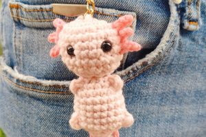 Roztomilý pletený axolotl vyrobený ručně s důrazem na detail.